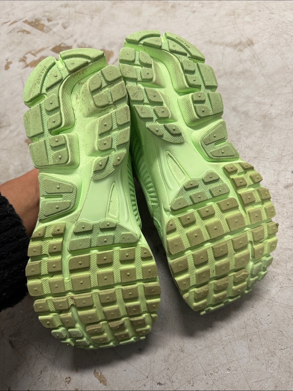 Nike Light Neon Green Athletic Sneakers Womens 9 GREAT CONDITION - Picture 3 of 4